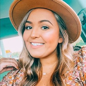 Meet your Posher, Olivia